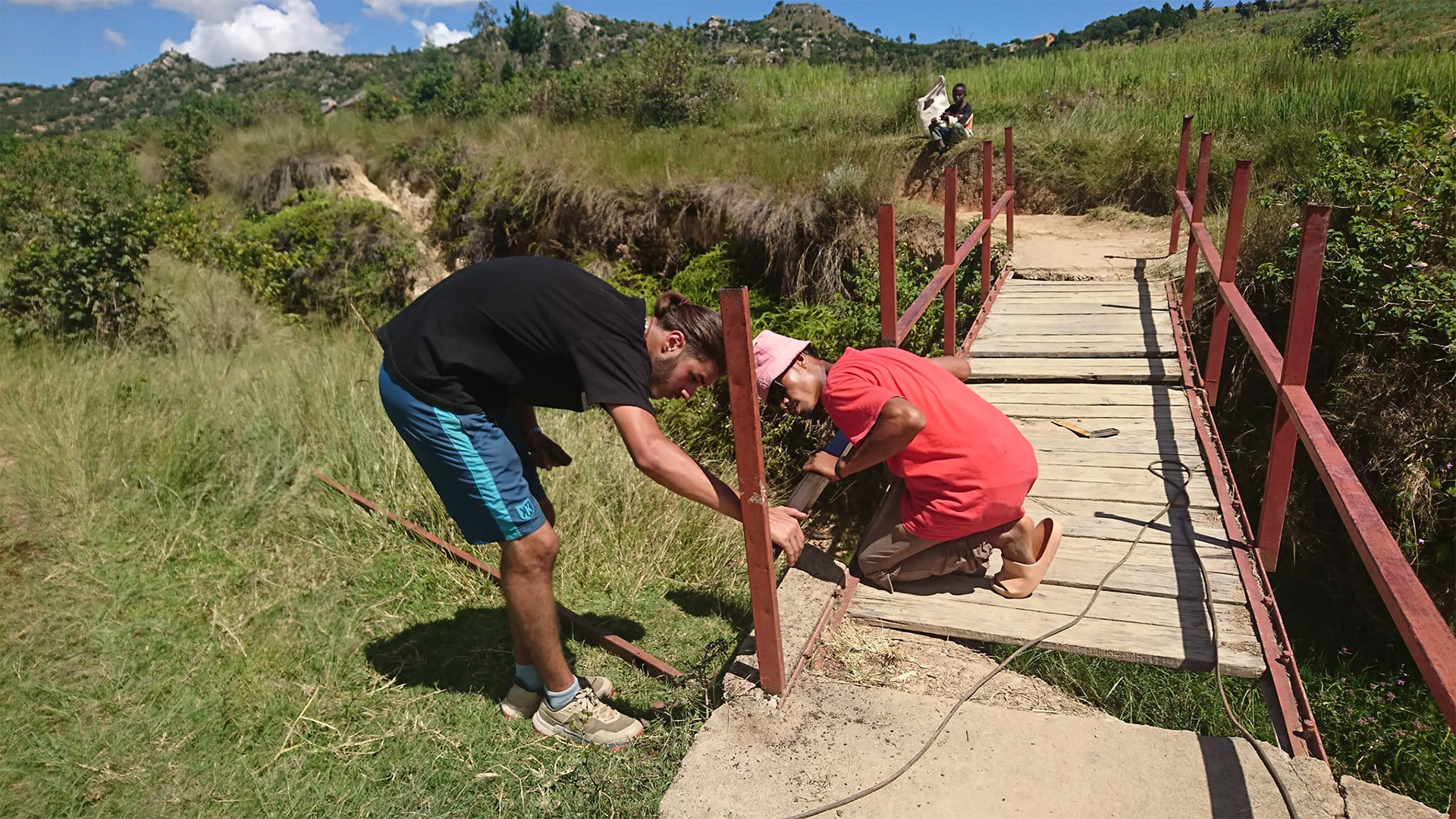 Activités variées proposées aux adolescents en séjour à Madagascar par l’ONG Manda Spring : formation, chantier, découverte