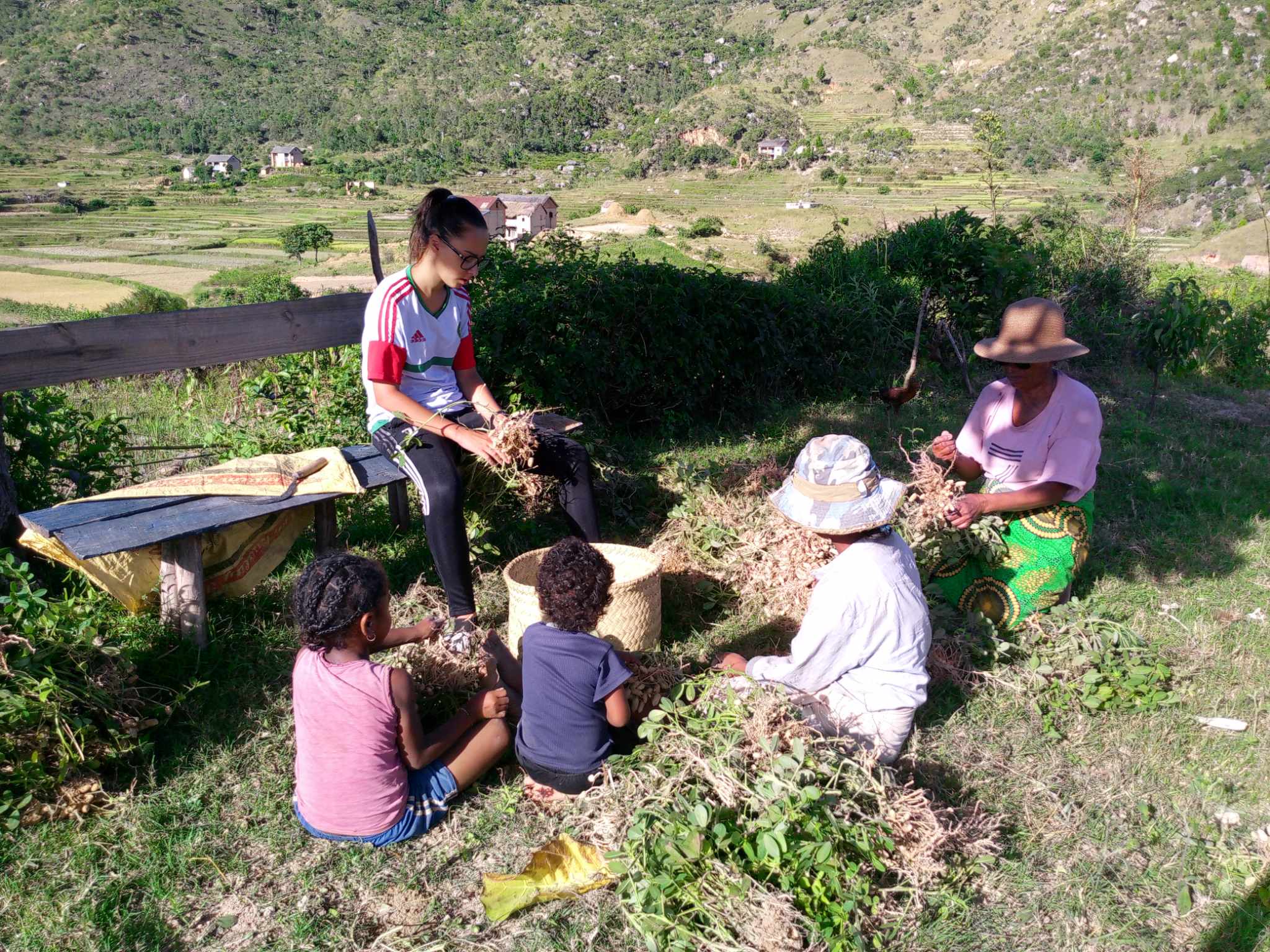 Adolescents français participant à un chantier solidaire à Madagascar