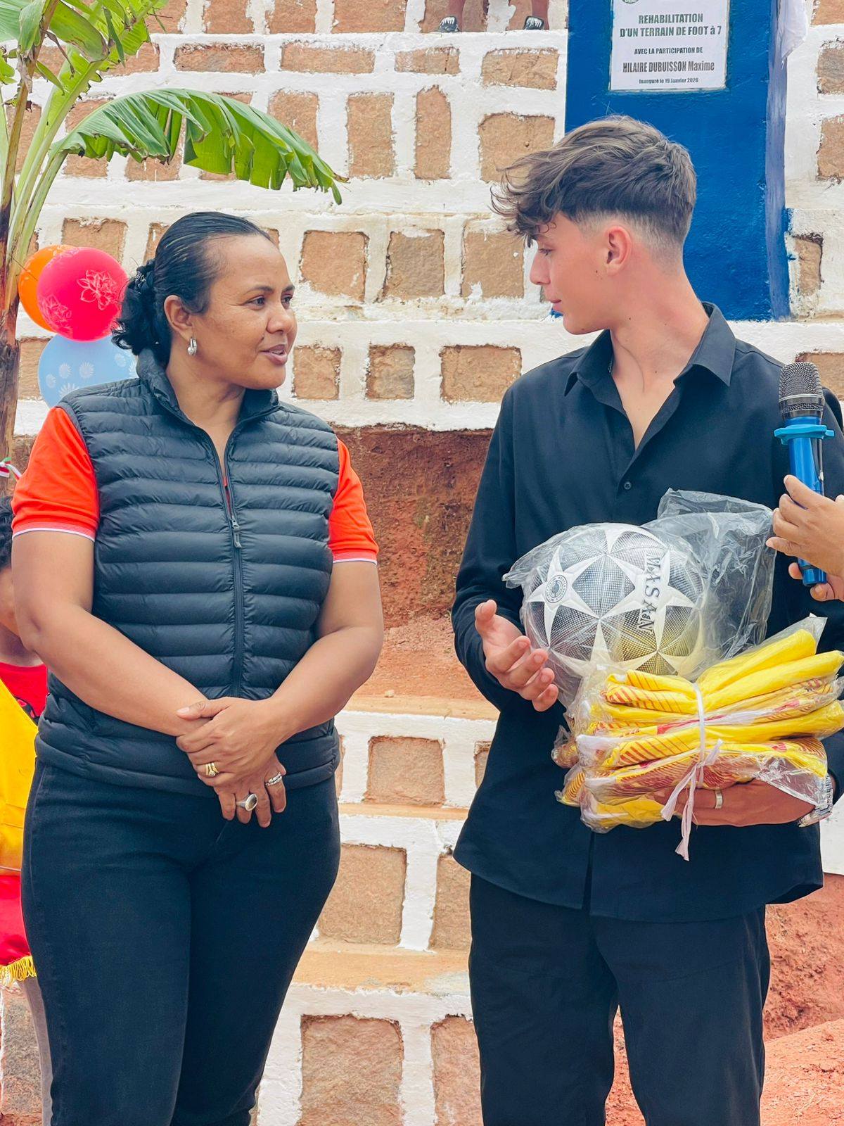 Équipe locale recevant les maillots
