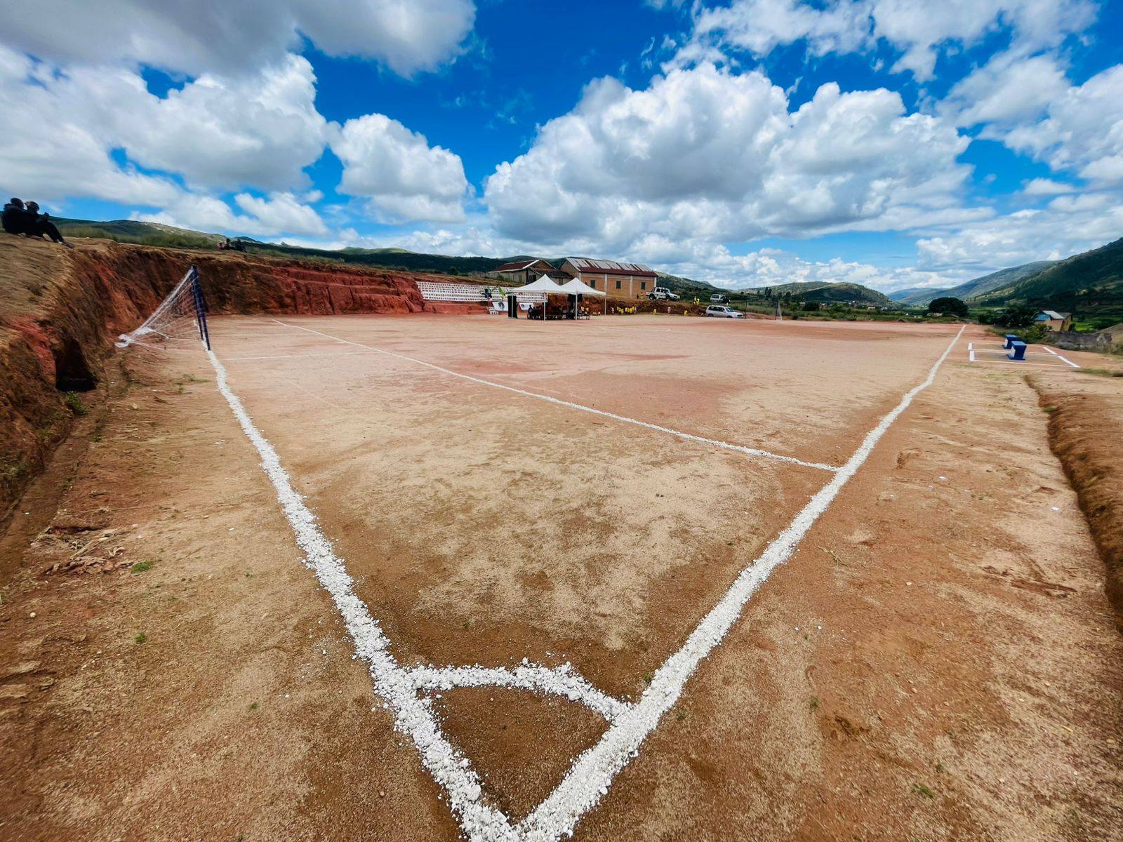 Sourires des jeunes sur le terrain