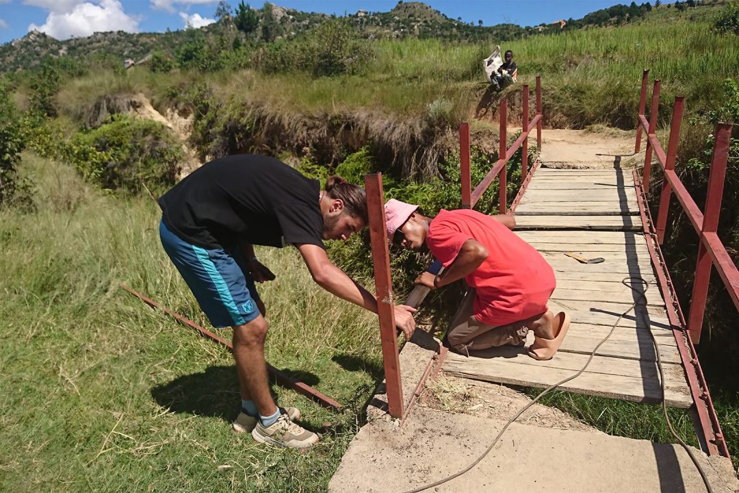 Activités variées proposées aux adolescents en séjour à Madagascar par l’ONG Manda Spring : formation, chantier, découverte