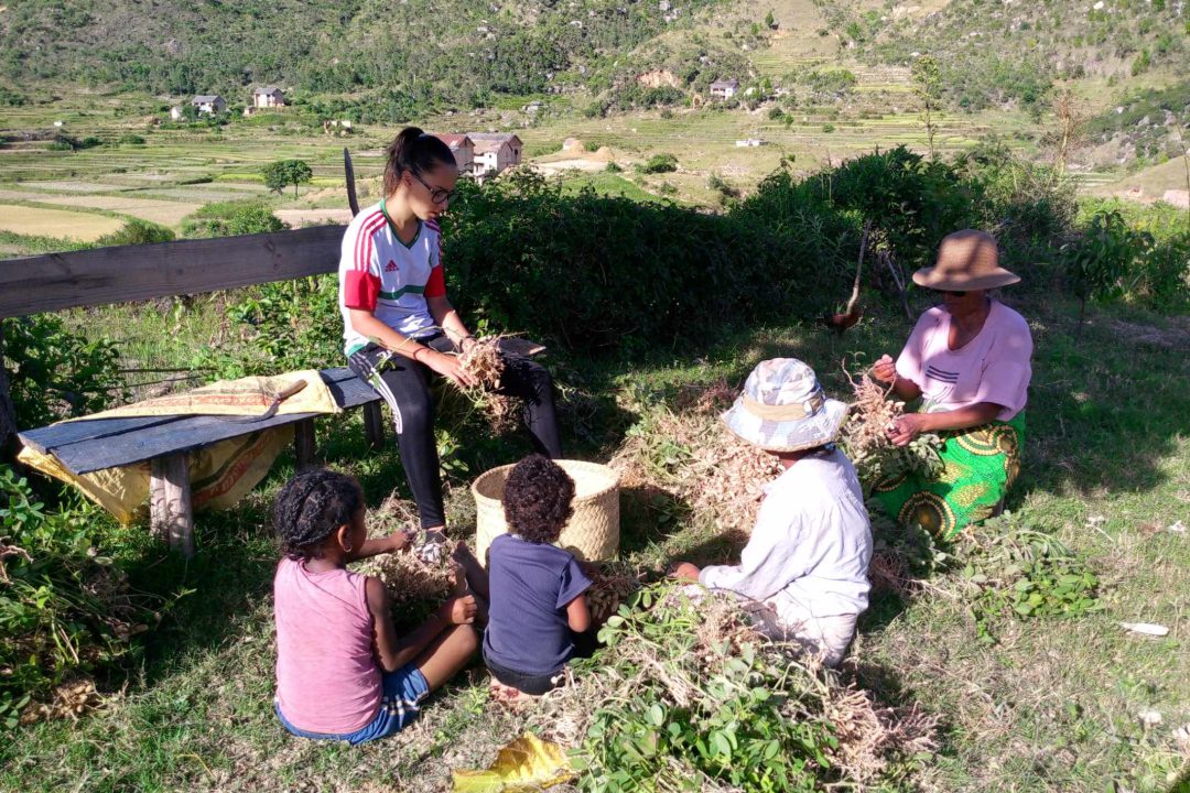 Adolescents français participant à un chantier solidaire à Madagascar