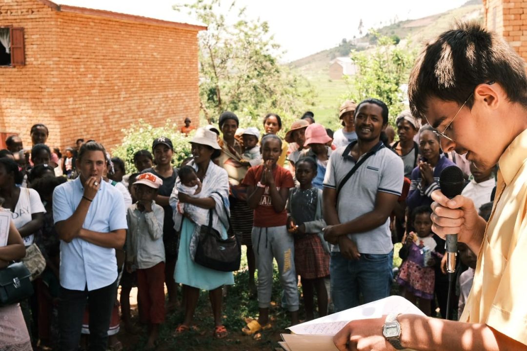 Jeunes en action sur les chantiers solidaires de Manda Spring à Madagascar