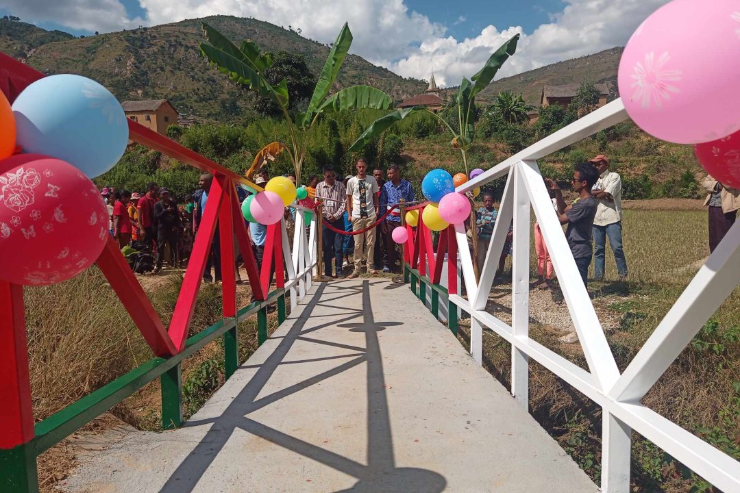 Activités variées proposées aux adolescents en séjour à Madagascar par l’ONG Manda Spring : formation, chantier, découverte