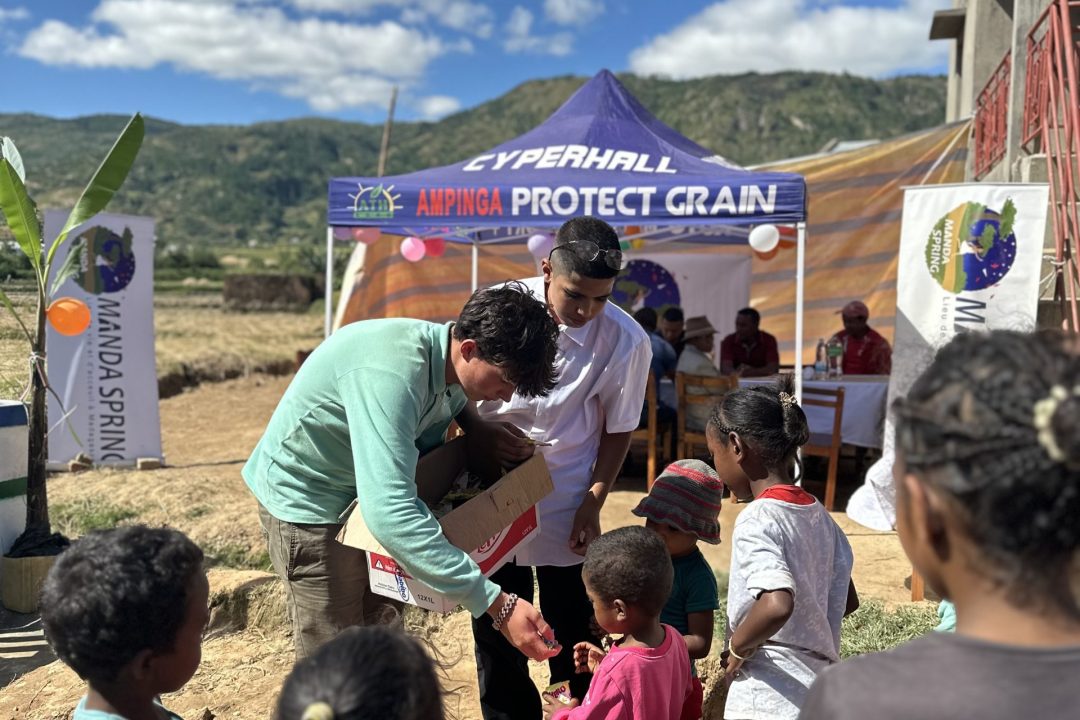 Photo symbolique des équipes de terrain accompagnant les jeunes dans les zones d’intervention à Madagascar