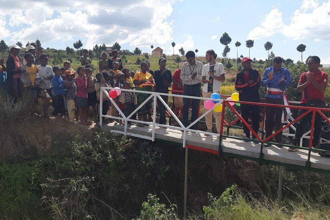 Inauguration d’un pont communautaire avec les habitants et l’équipe de Manda Spring à Madagascar